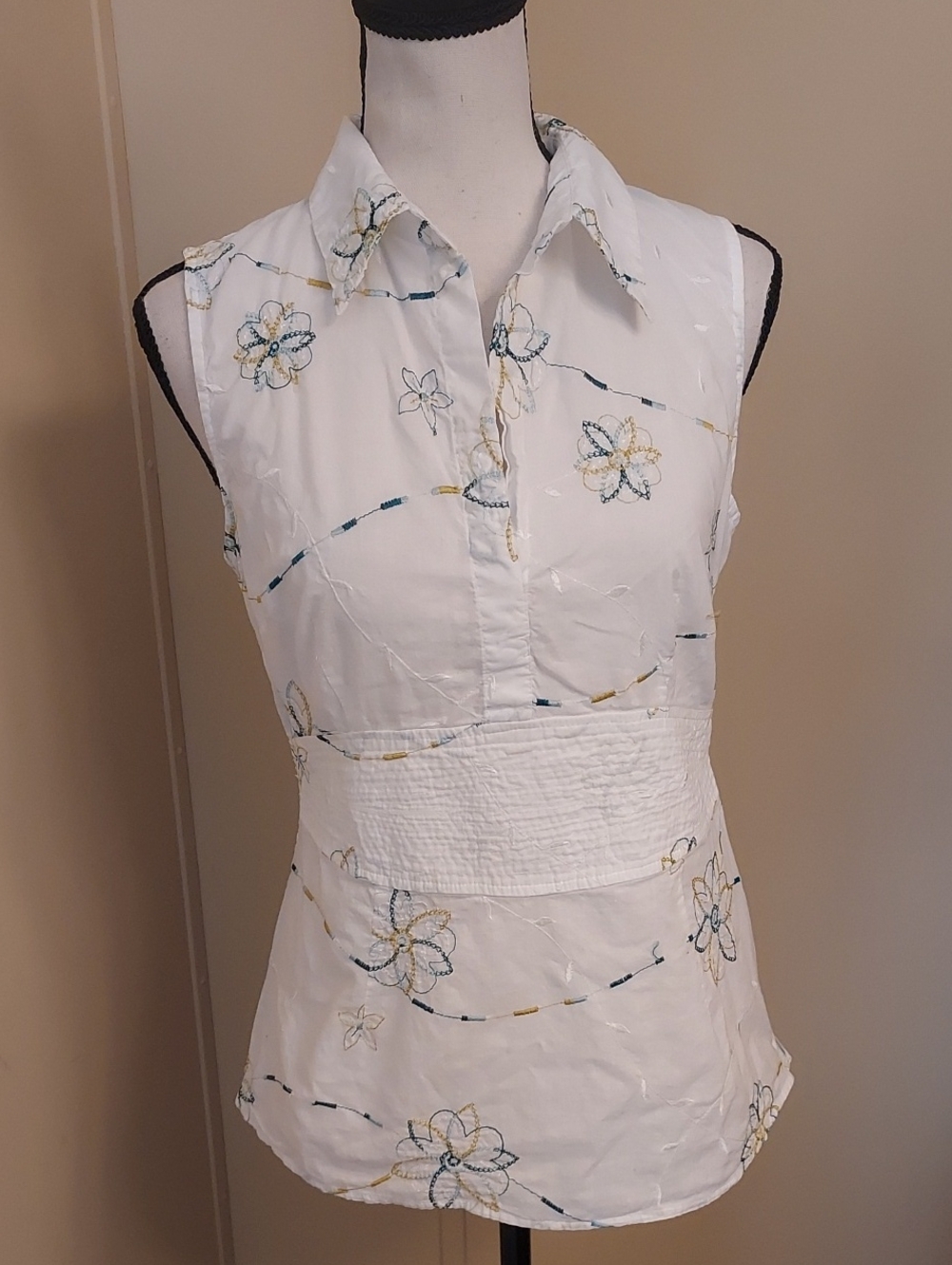BCX Y2K Sleveless Collared White Blouse with Embroidered Accents